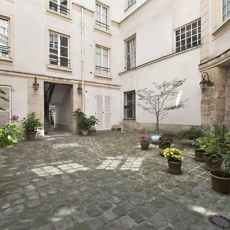 Cosy Studio For 3p In Le Marais Paris